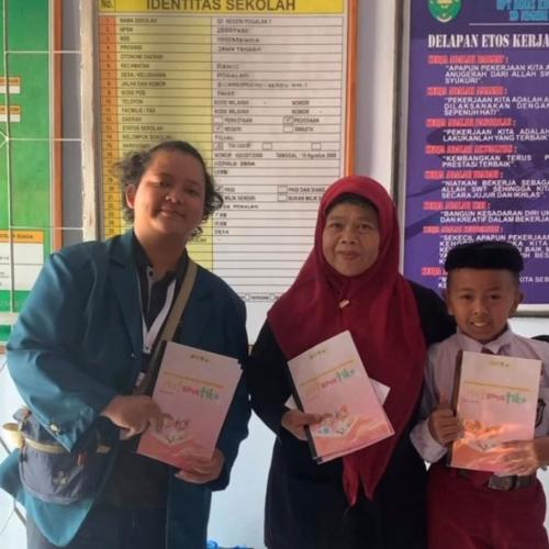 Penyerahan Modul Pembantu Matematika kepada Guru dan Siswa di SDN Pogalan 1